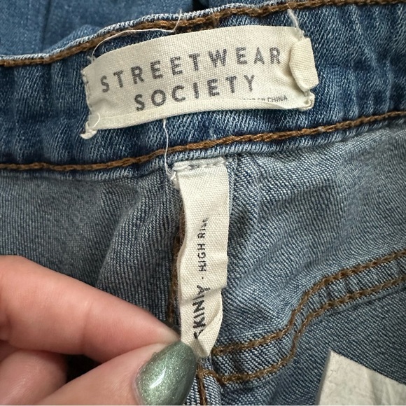 Floral Embroidered Skinny Jeans Y2K - Picture 7 of 7